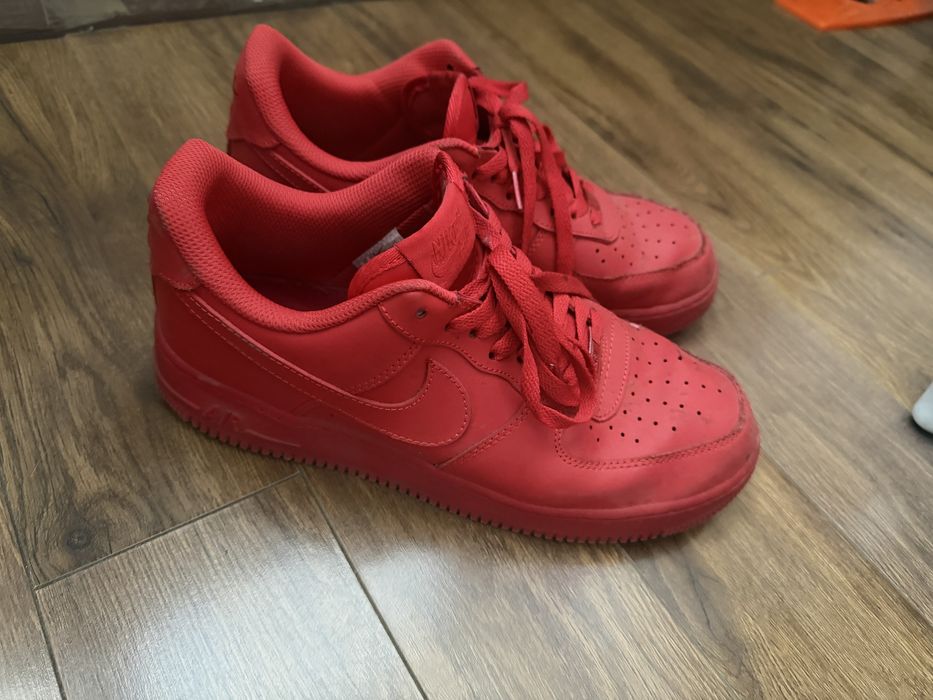 Nike Air Force 1 — красные Louis Vuitton — белые с чёрными вставками
