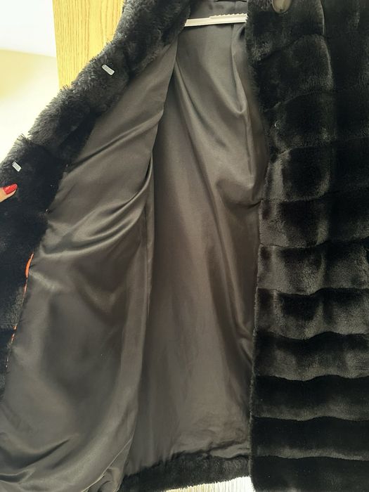 Продавам черно палто с качулка