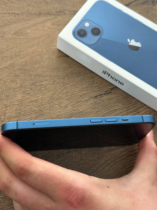 Продавам iPhone 13 128GB в много добро състояние