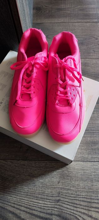 Дамски маратонки и боти по 15 и 20 лв