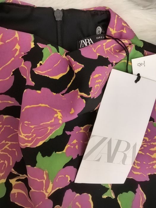 Флорална рокля на ZARA Нова с етикет