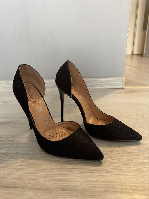 Черни блестящи токчета на Tendenz