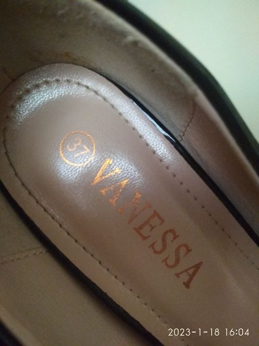 Usti lakeronniy tufli sotiladi.holati toza.kop giyilmagan