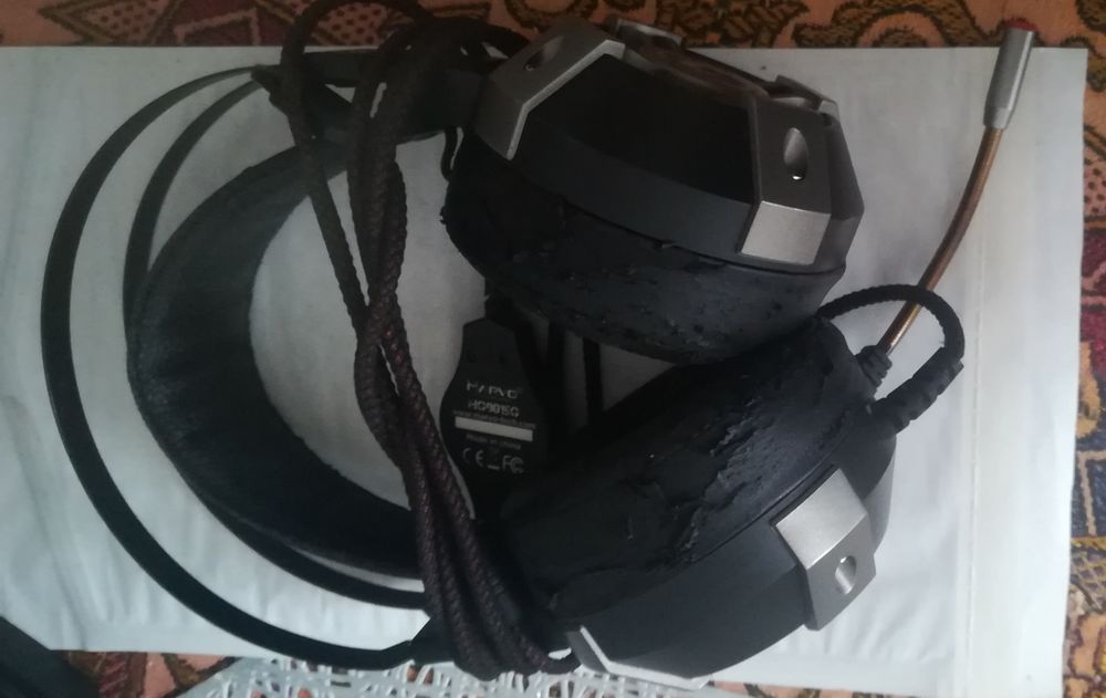 75 lei căști. Ascultat.