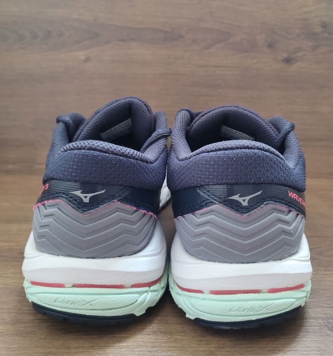Много запазени!Дамски маратонки Mizuno Wave Prodigy 3-38,5номер