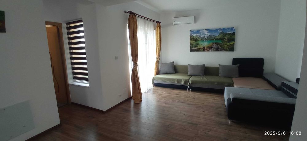 Vand casa  cu 4 camere pe 2 nivele in Sanmartin str Carmen Sylva