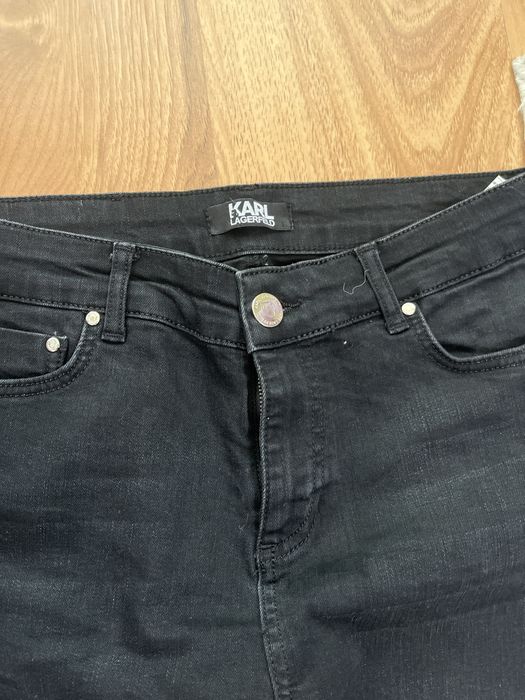 Два чифта чисто нови дънки