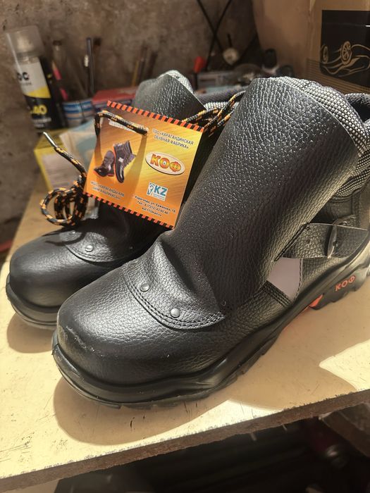 Продаю новые рабочие ботинки