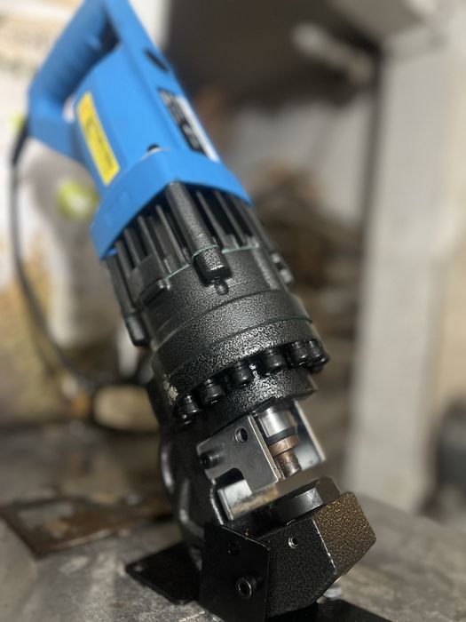 Хидравлична Преса за пробиване на метал.