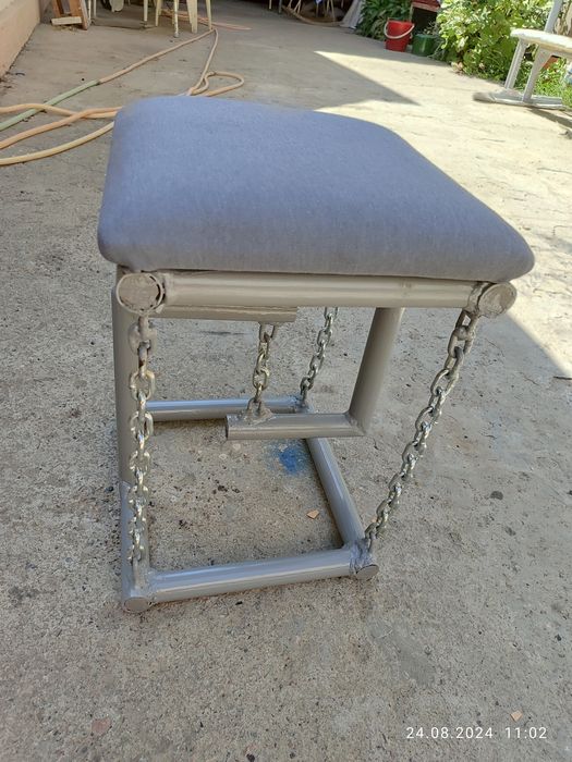 "Левитирующая" табуретка