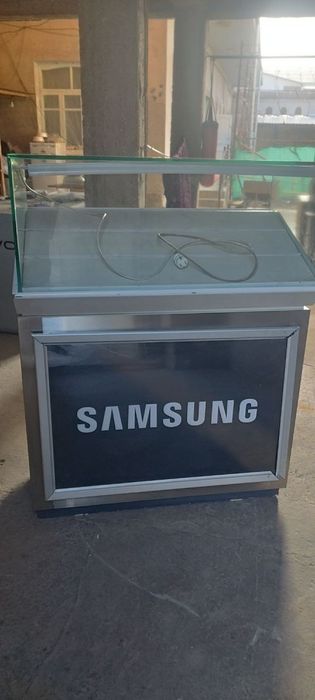 Продается витрина стеклянная