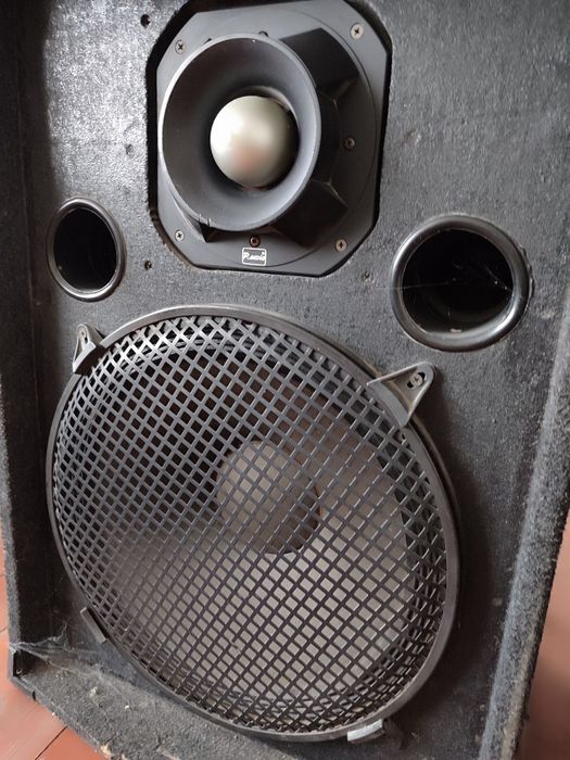 Пульт, кроссовер, 2та 300ваттли динамик корпуси билан сотилади