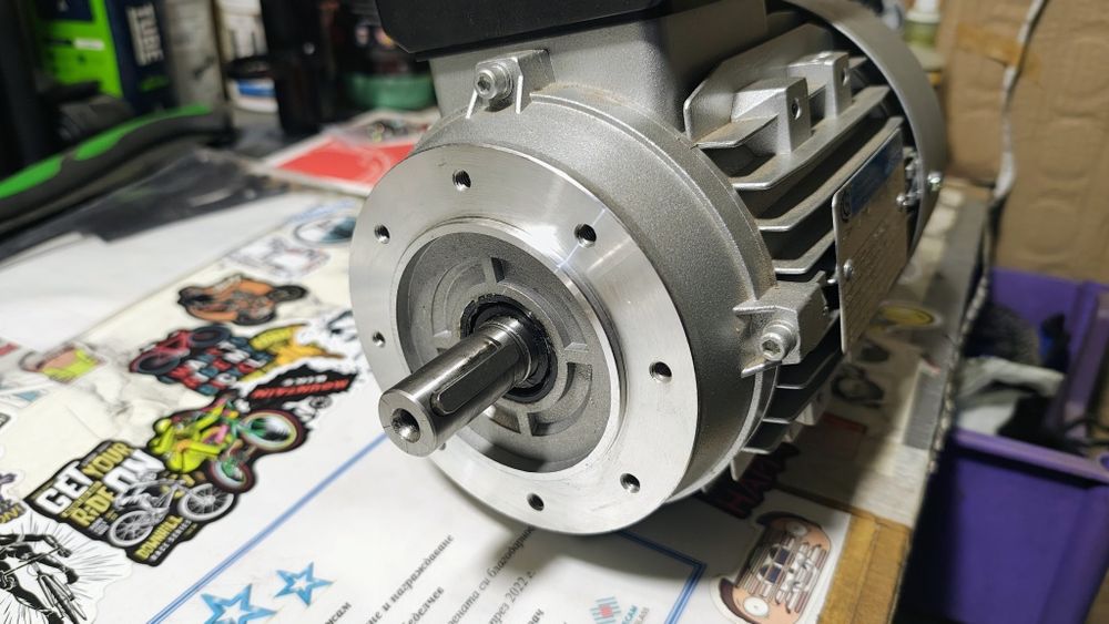 Продавам ел.мотор за редуктор за шнек за котел