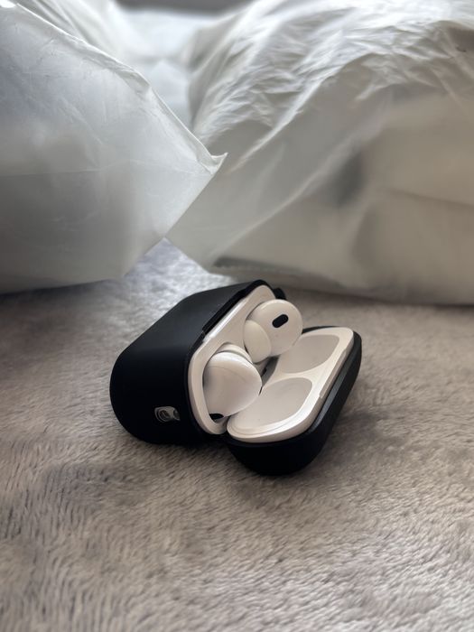Продавам силиконени черни и бели калъфи за AirPods Pro / Pro 2