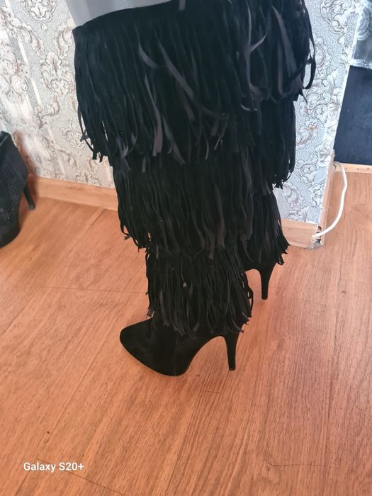 Велурени ботуши с ток