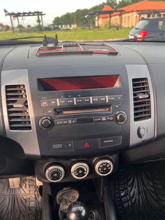 Vând Mitsubishi Outlander