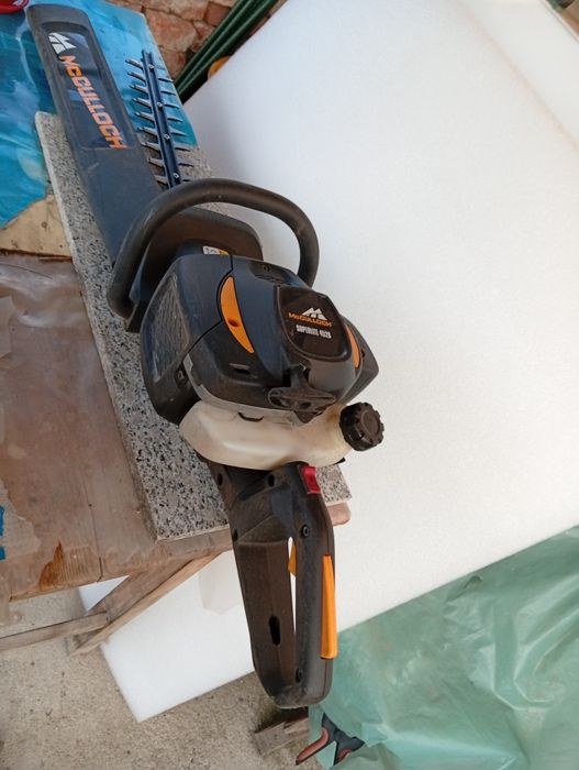 Mcculoch drujbă și trimer tăiat gard viu