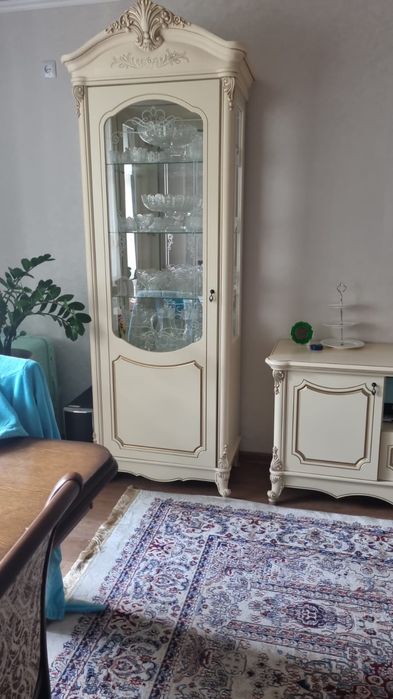 Стол и комплект для гостиной