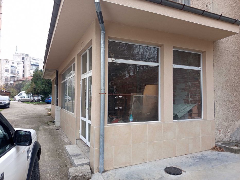 Продавам партерни търговски помещения