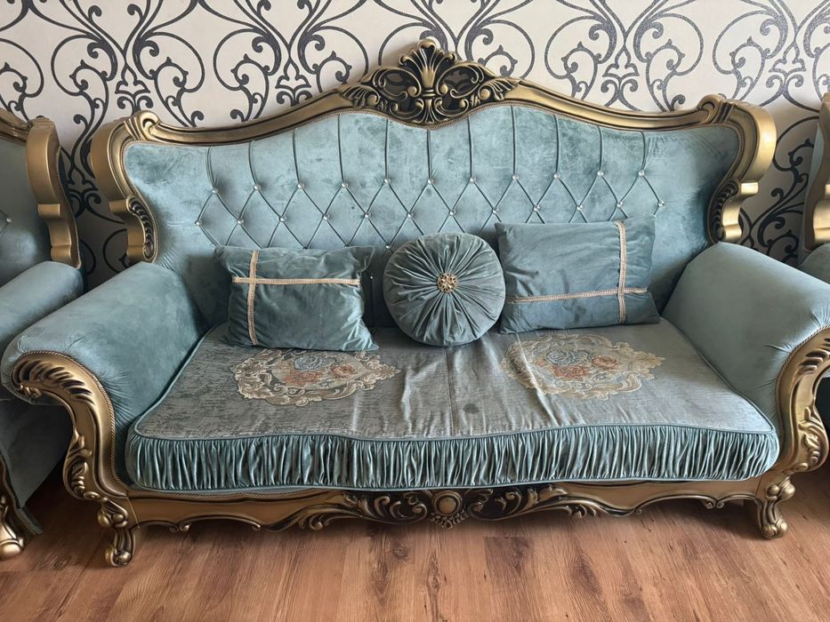 Диван с двумя креслами