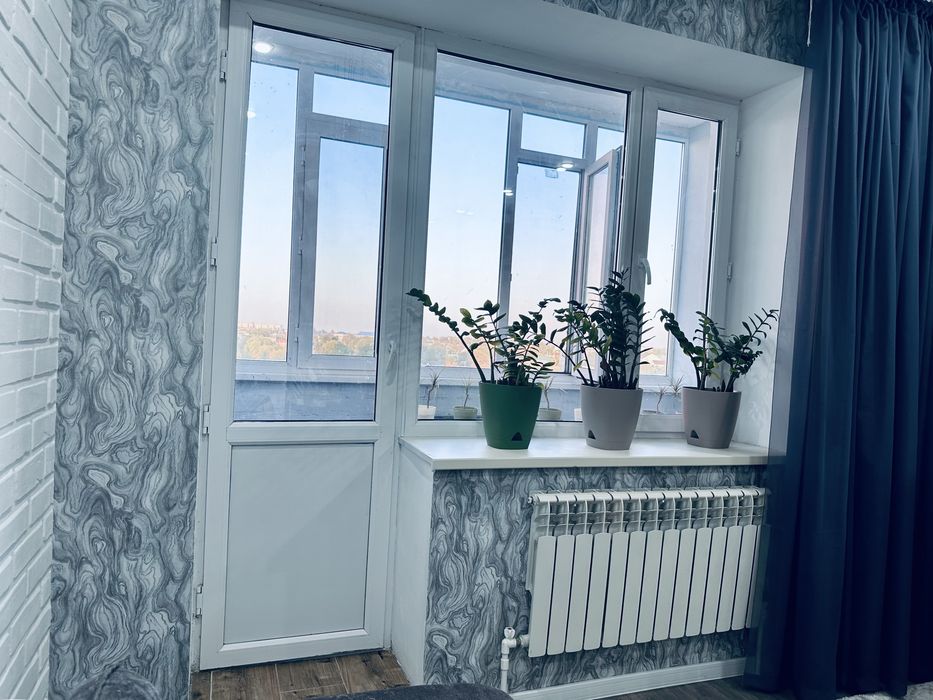 Продам пластиковую раму с дверью