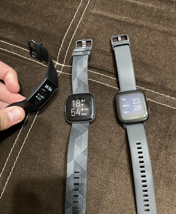 Garmin Venu SQ + Fitbit - Charge 3 + Versa 2.
