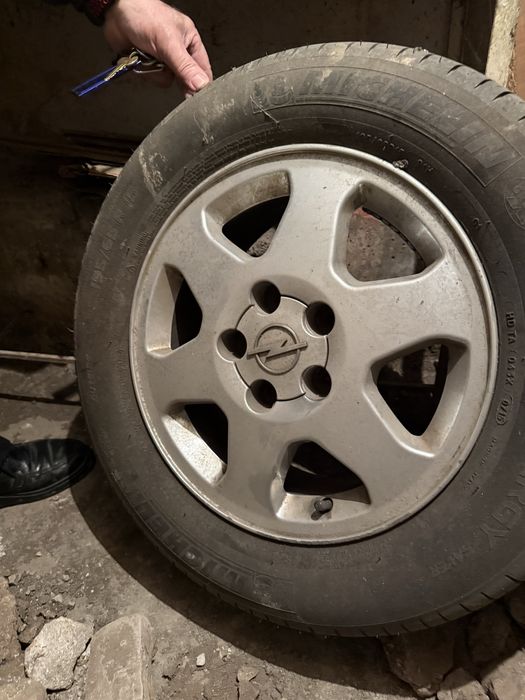 Jante opel ,r15 cu tot cu cauciucuri (vechi)