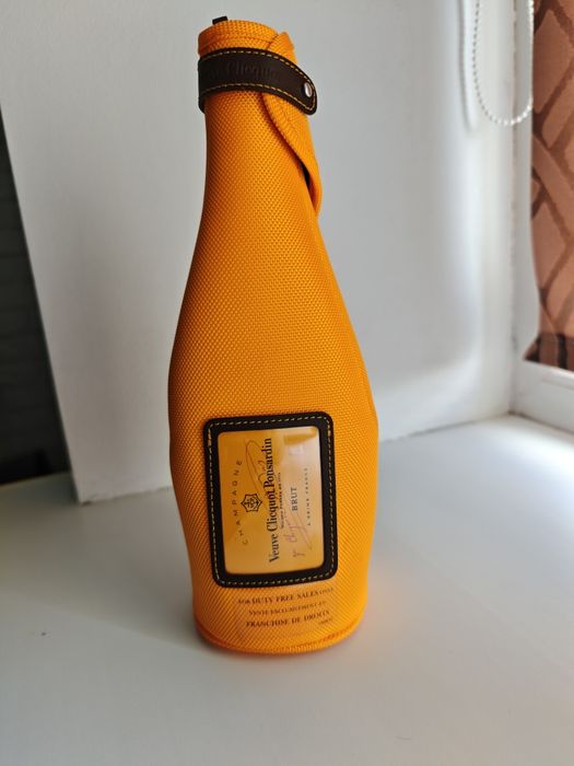 Оригинальный термочехол Veuve Clicquot для шампанского 

Фирменный ч