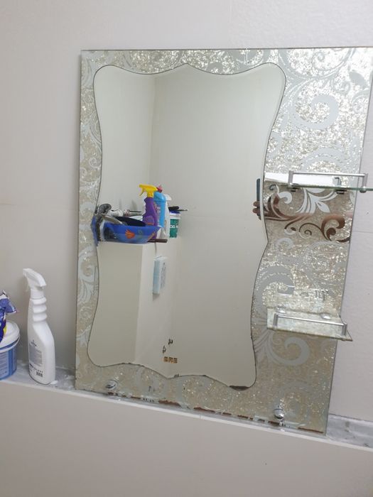 Зеркало настенное в сан узел