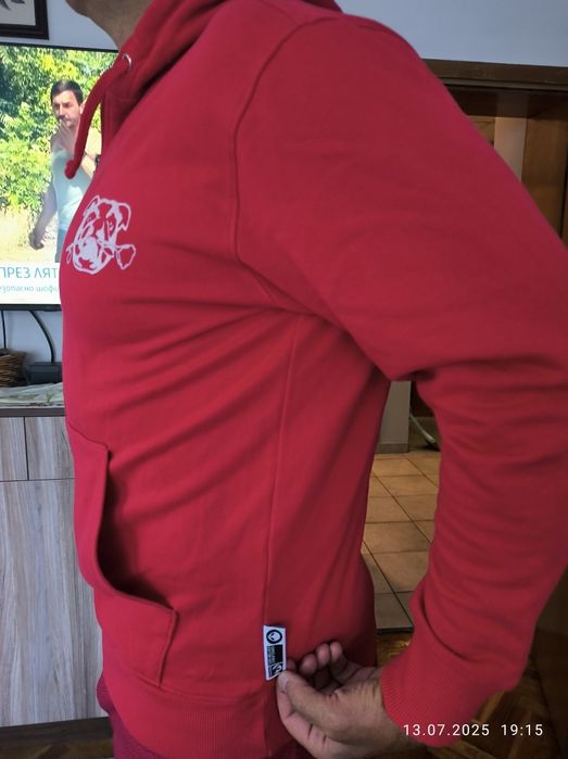 Суичър, памучен,удобен и готин,но червен.