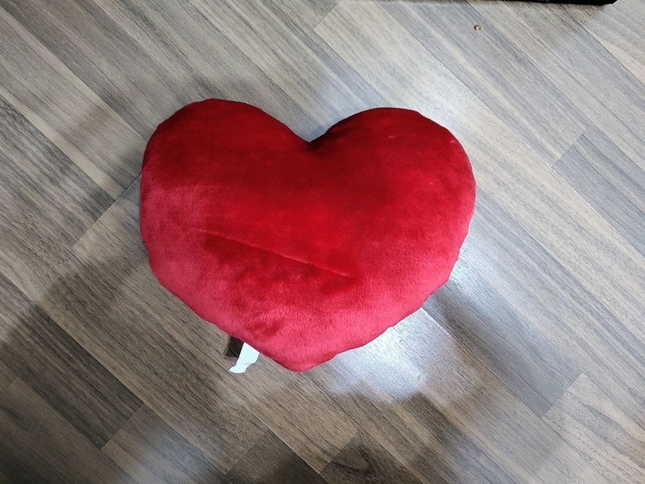 Pernă în formă de inimă cu radio integrat – ca nouă!