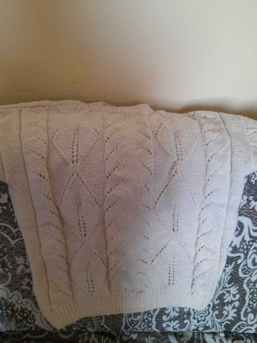 Дамска ръчно плетена вълнена блуза