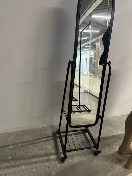 Продаются зеркала.