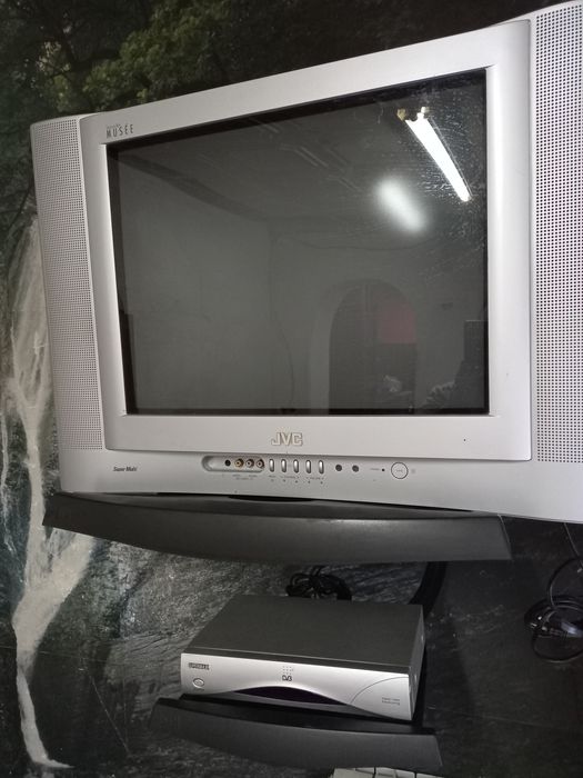 Полки под телевизор,модем.