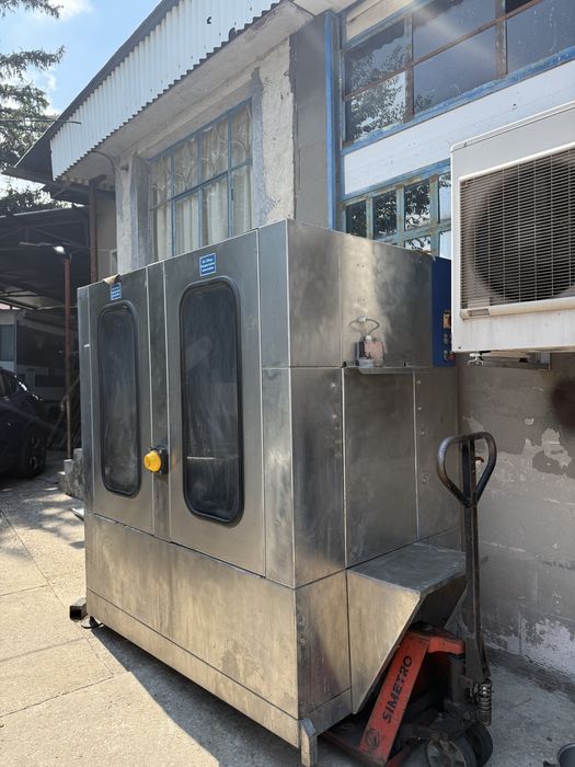 Професионална машина за миене на джанти с гуми.