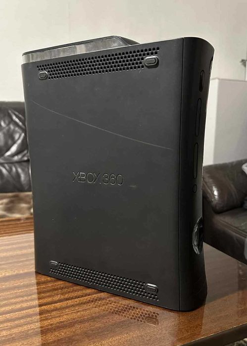 Xbox 360 (120gb HDD) Конзола с Кабел и Една Игра