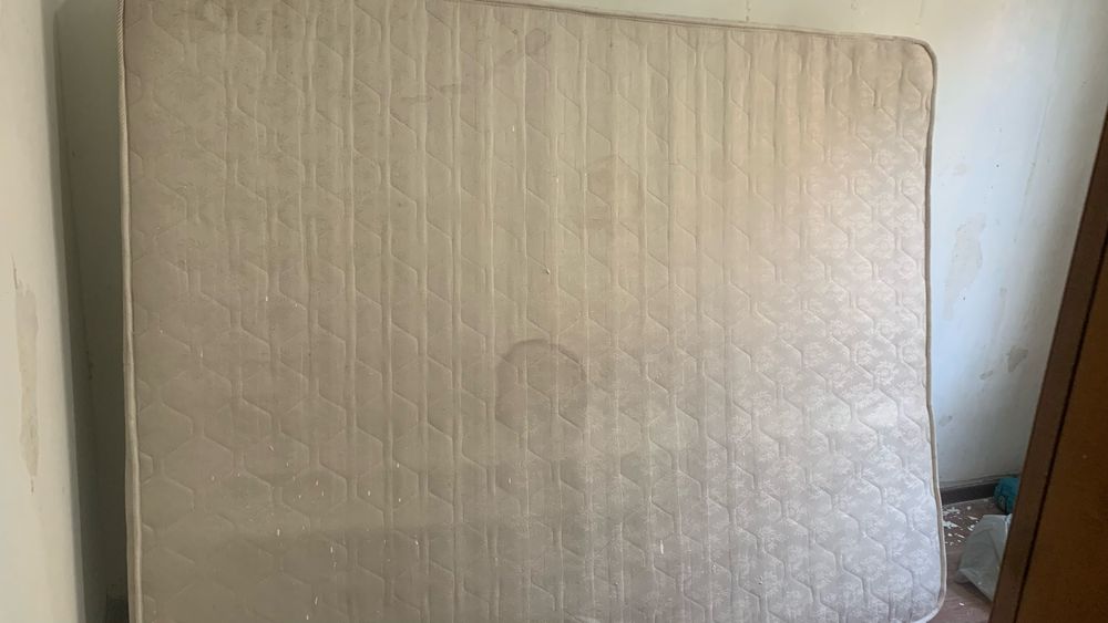 Отдам матрас с телевизором даром