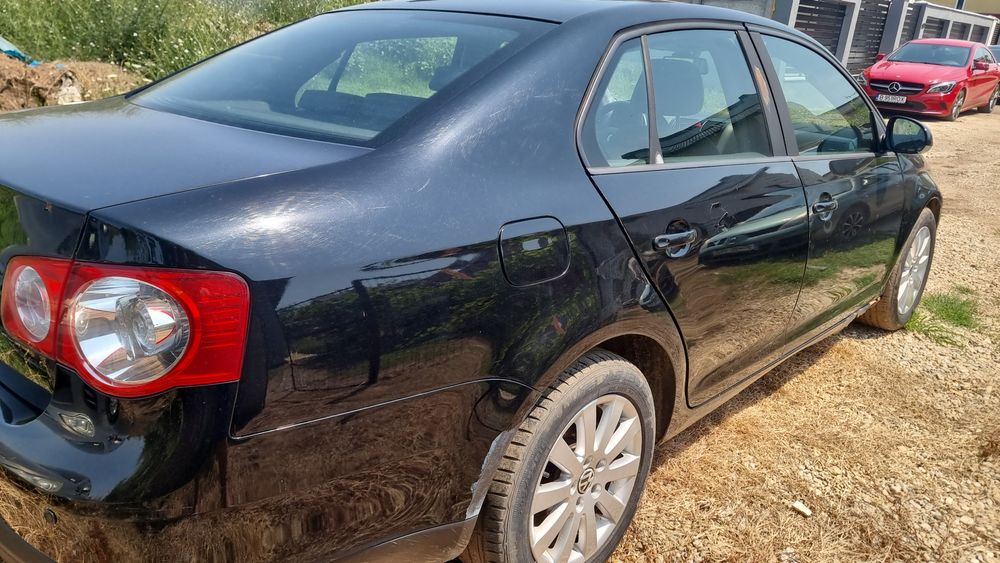 Se vinde Volkswagen Jetta, an de fabricație 2007 motorizare  1.6 Benzină, 105 CP, cutie de viteze manuală. Mașina are la bord  195.000km