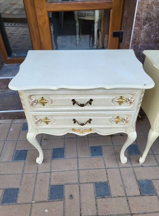 Красиви дървени винтидж шкафчета