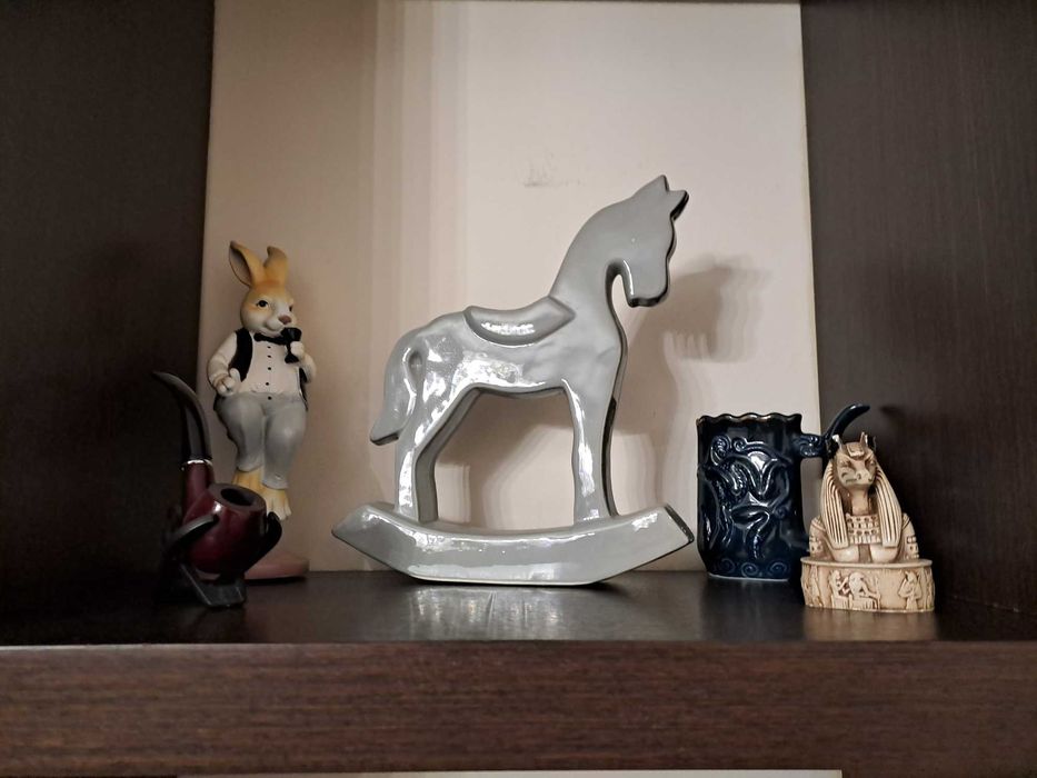 картины, декор, аксессуары.