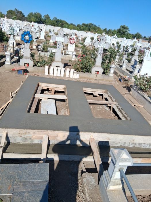 Monumente funerare...