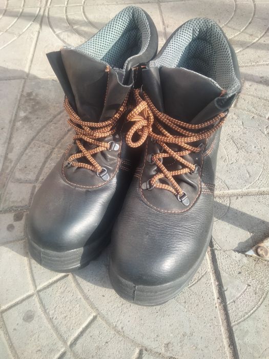 Продам ботинки рабочие 43.
