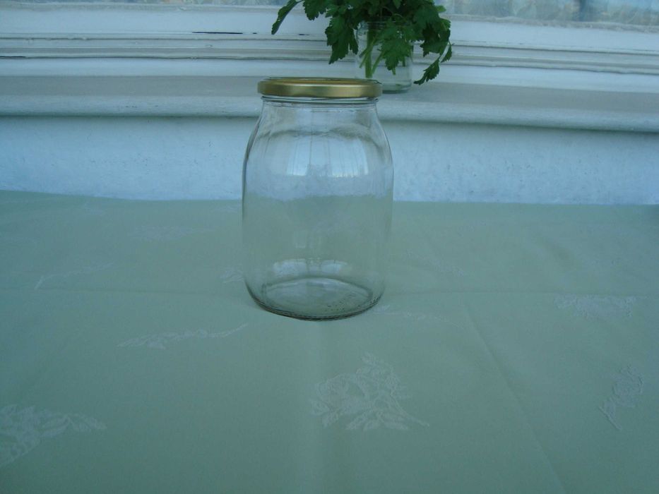 стъклени буркани и бутилки