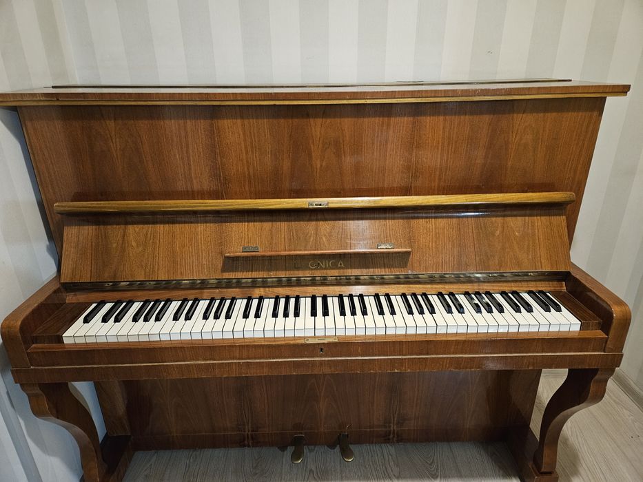 Продам пианино"legnica"