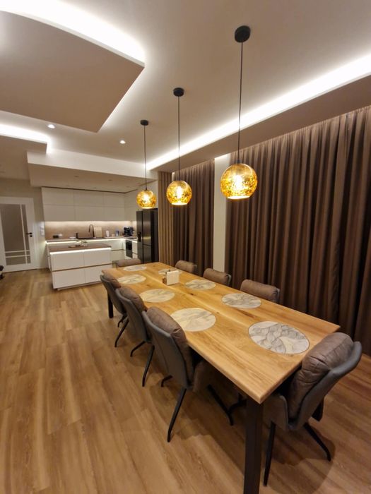 Уникална трапезна маса от орех и дъб с естествени криви ръбове