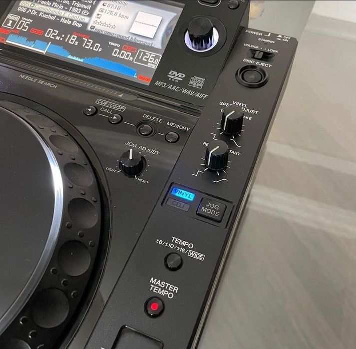 Pioneer CDJ 2000players / flightcases