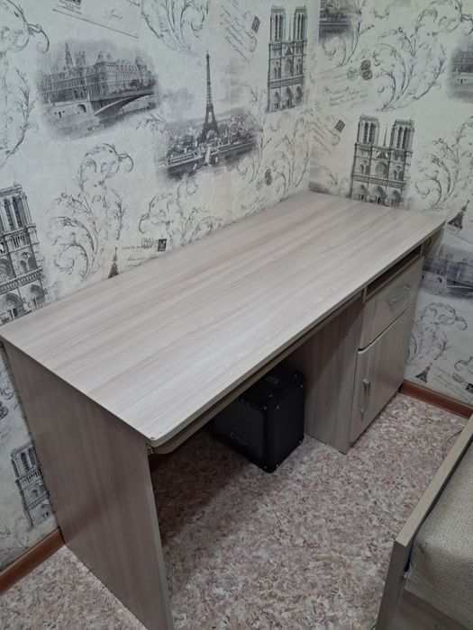 Продам , рабочий стол 2 шт