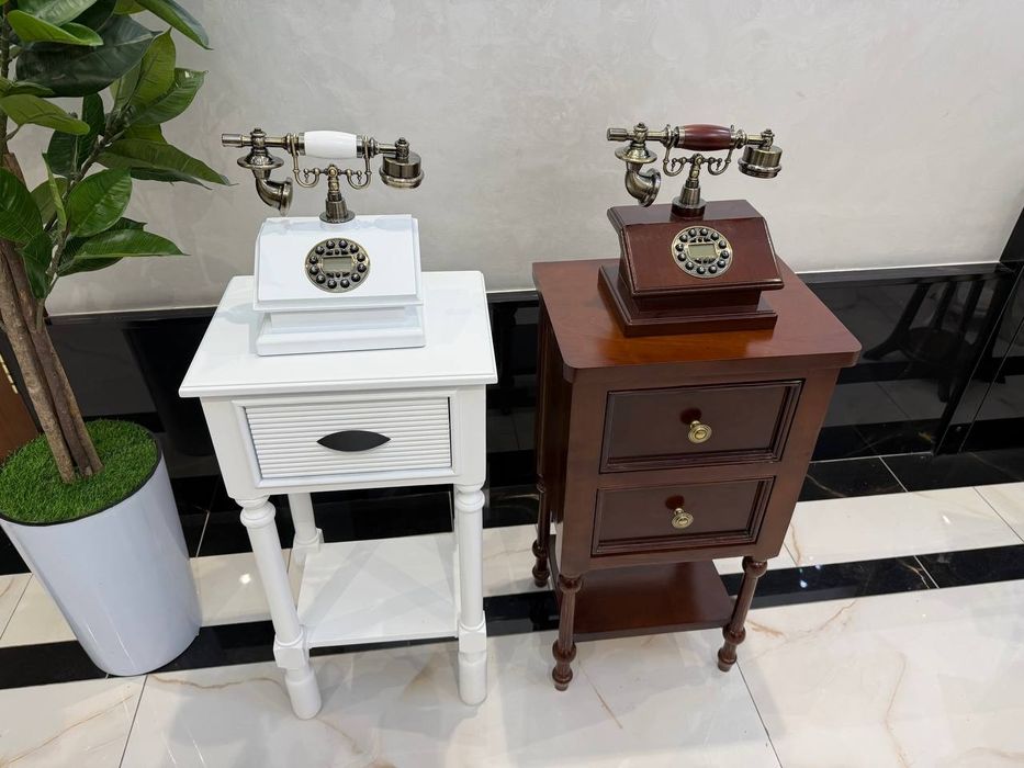 Эксклюзивное телефон  с тупбичке в стиле ретро, стоящий на деревянной