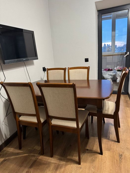 Продам стол обеденный и стулья