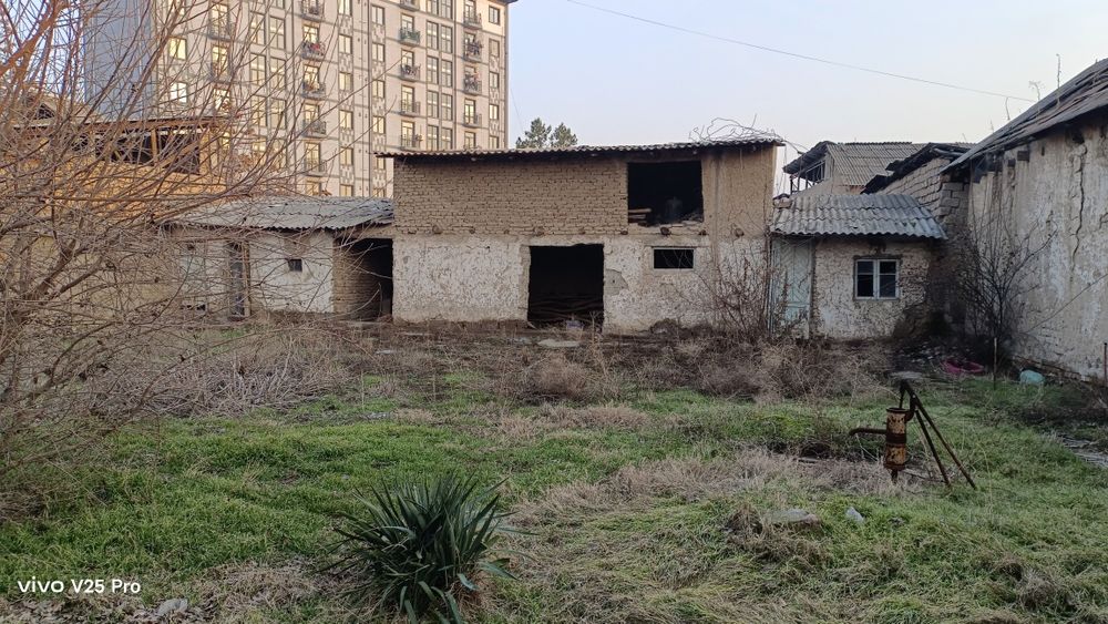 Nurafshonda uy sotiladi 10 sotix 6 xona